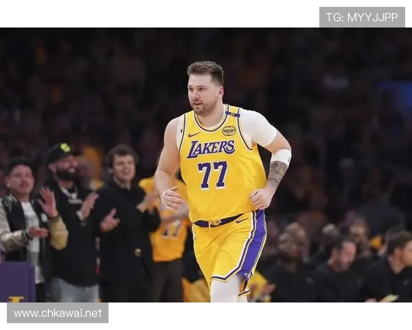 湖人新赛季战术大变詹姆斯化身组织核心东契奇小里掌控进攻节奏